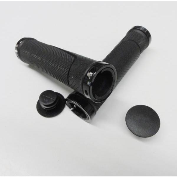 アルミエンド 滑りにくいようにグリップに凹凸が施されています。サイズ：130mm　重量：127g　ハンドル径22.2mm対応クリックポストで発送致します。その際、パッケージから出して梱包します。（パッケージは折り畳んで梱包します。） 　