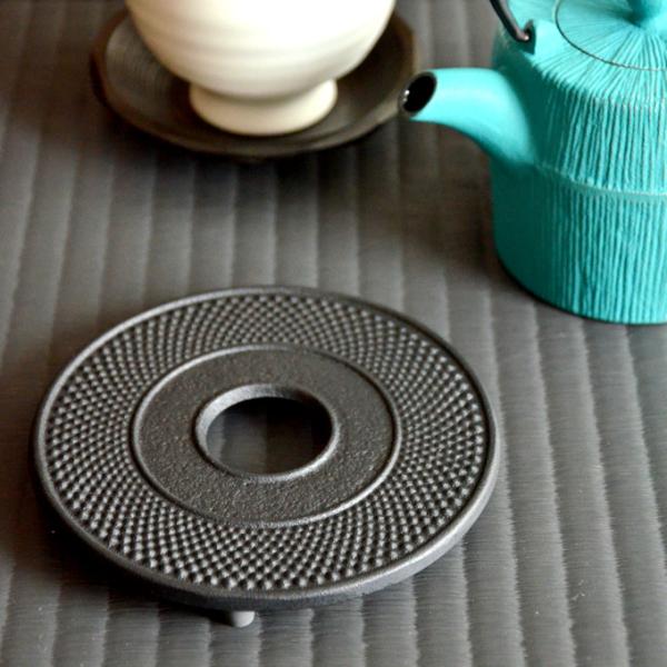 あなたにおすすめの商品 南部鉄器 鍋敷き 釜敷 丸アラレ 小 藍花 Aika