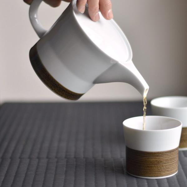 【Size】径12cm x 高さ12cm x 全長21.5cm【容量】700ml【素材】磁器【生産国】日本※食器洗い機、電子レンジ（温め程度）可※色の発色、濃さは個体差があります。幾重にも巻かれた麻糸をモチーフに、その深い色合いが白磁とのコ...