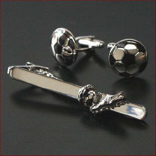 サッカーボールとスパイク　カフス、タイピンセット【カフスボタン・タイバー】 サッカーボールとスパイク カフス、タイピンセット : 鎌倉カフス工房