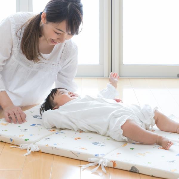 ベッドの側面にとりつけてベッドガードに。3枚をジョイウントさせてお昼寝用マットに。折りたたんで椅子に取りつければ座布団に。マルチに活躍できる便利な3WAYクッション。丸洗いもOKでいつでも清潔に！ベッドガードはレギュラー、ミニサイズどちらの...