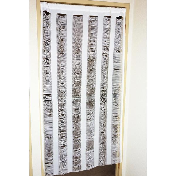 ◇ スリットのようなデザインが特徴の間仕切りのれん（スクリーンカーテン）です。簾（すだれ）をイメージしてデザインした間仕切りのれん（スクリーンカーテン）です。市販の突っ張り棒やのれん棒に通すだけで使用できます。高さはサイズに合わせてどの位置...