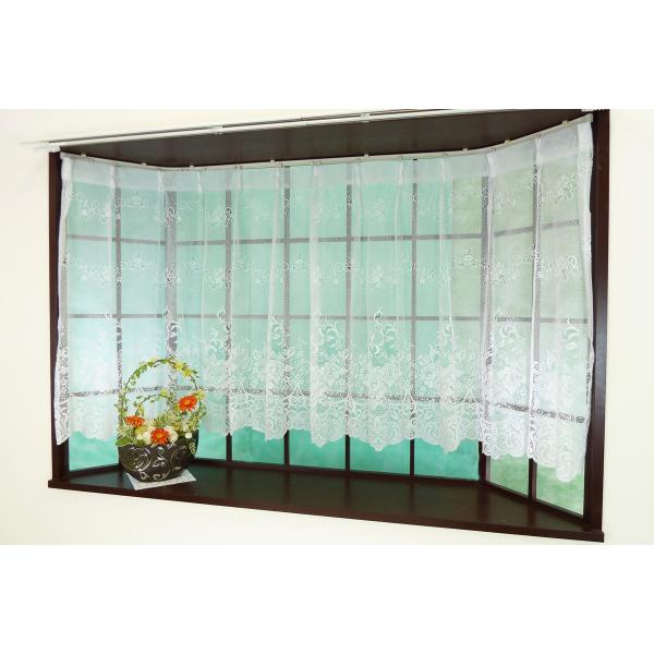 ◇ 裾がスカラーカットされたストレートタイプのナチュラルフラワー柄の出窓用カーテンです。アーチタイプと比較した場合、オシャレ感では普通という感じはしますが、一つ一つの裾のカーブを丁寧にスカラーカットした動きのある裾の柄構成となっています。ま...