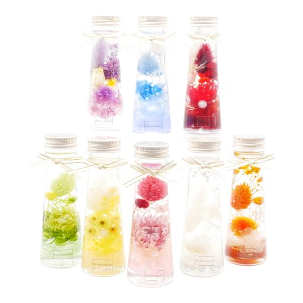 手の平にちょこんと乗る大きさの、可愛いらしいハーバリウム。色々な色を並べてみるとまるで、いろんな性格の子供たちが手を取り合って並んでいるようで愛おしい。同じ色、同じお花で作っても、一つ一つ表情が異なるのがハーバリウムの魅力です。※季節により...