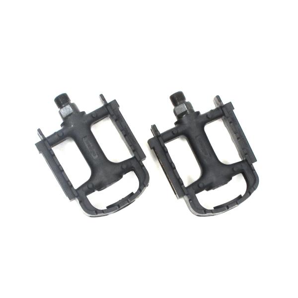 ATB車におすすめの樹脂製ペダル。スリップを防止する歯状デザイン。夜間走行に安心なリフレクター付き。※ペダルには、右(R)・左(L)がありますので、取り付けの際にご確認ください。※デザイン・仕様などは予告なく変更・改良することがありますので...