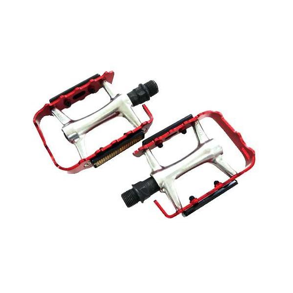 商品名 : 自転車 ペダル wellgo アルミケージペダル レッド カーボン 折りたたみ ロードバイク 軽量 アルミ ママチャリ シティサイクル 通学 街乗りアルミ製軽量タイプのスポーツバイクに最適なペダル。スリップを防止する歯状デザイン...