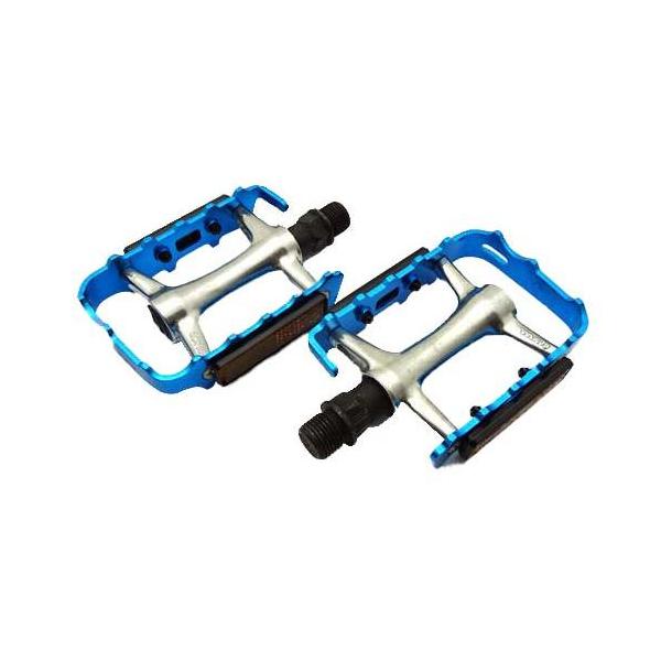 商品名 : 自転車 ペダル wellgo アルミケージペダル ブルー カーボン 折りたたみ ロードバイク 軽量 アルミ ママチャリ シティサイクル 通学 街乗りアルミ製軽量タイプのスポーツバイクに最適なペダル。スリップを防止する歯状デザイン...