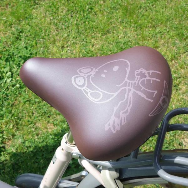 商品名 : 自転車 サドルカバー のびーる チャリCAP 大型サドル用 スヌーピー FA フライングエース aile エール シティサイクル 軽快車 電動自転車 キャラクター かわいいグーンと伸びてピッタリフィットする大型サドル用カバー。傷...