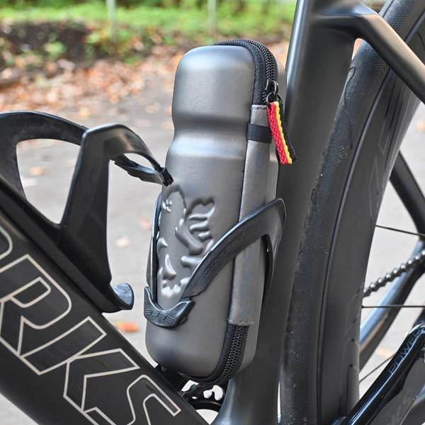 ※はじめにお読みください。　ご注文のタイミングによっては、欠品・完売・入荷待の場合がございます。カペルミュールKAPELMUUR ツールケース　メタリックライオン　kptc007-CGR の通販です。ボトルケージにぴったり入る大きさで、縦に...