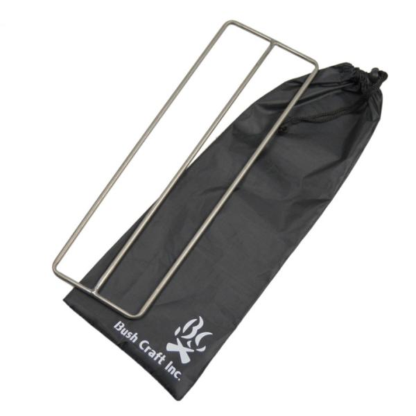 純チタン中空パイプを採用した、超軽量、薄型のたき火専用ゴトクです。本品はSサイズとなり、ソロ〜ペアのキャンプに適したサイズ感です。【【サイズ（約）】長さ　　：380mm最大幅　：130mmパイプ径：6mm【重量】90g（スタッフサック含まず...