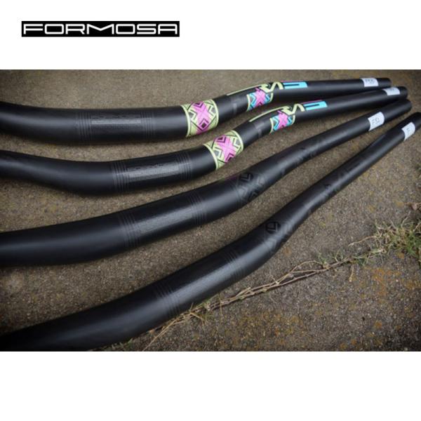 RTM(Resin Transfer Molding)製法にて製造されたハンドルバー山を自由に駆け抜け、自分への挑戦の意味を込めて2nd Editionのグラフィックは台湾山岳を拠点とする原住民”布農族”BUNUN(ブヌン)族の衣装のデザイ...