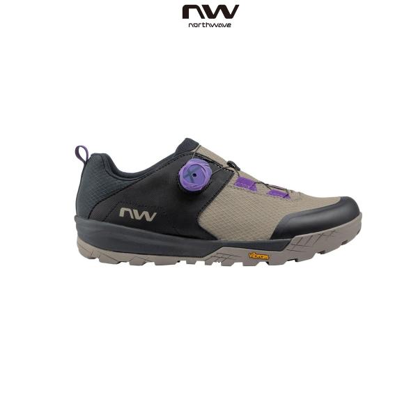 ビブラム社のWolftraxクリップレスソールは、濡れた路面でも乾いた路面でも圧倒的なグリップ力を発揮します。最適化されたソール形状によりクリップイン／アウトが容易。EVAミッドソールを使用することで軽量化と衝撃吸収性を高め、足に優しい設計...