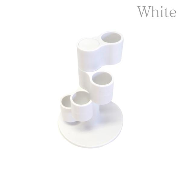 シンプルながらスタイリッシュで機能性の高い、歯ブラシスタンド4本立てのスタンドで、くるくる回して位置を調節。使い勝手のよい形にカスタマイズ可能。歯先が触れないので清潔で衛生面もバッチリ！歯間ブラシや舌ブラシ等の収納にも便利です。一人暮らし、...