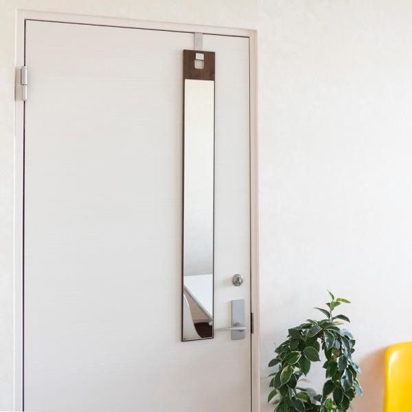 ※当商品は代金引換をご利用頂く事が出来ません。買い物かごのお支払方法にて代金引換をお選び頂かない様お願い申し上げます。ポールハンガーやドアに掛けるだけ！どこでも使える便利なスリムミラー■こちらの商品のお色は【ブラウン】になります。■ポールハ...