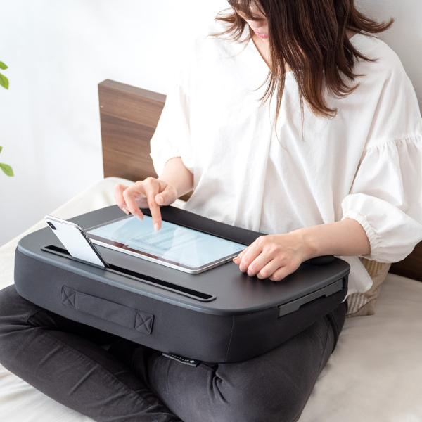※当商品は代金引換をご利用頂く事が出来ません。買い物かごのお支払方法にて代金引換をお選び頂かない様お願い申し上げます。膝に乗せてノートパソコンやタブレットを乗せたり、本を読んだり、お食事を置いたり様々な用途にお使いいただけます。天板にはタブ...