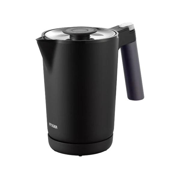 充実の機能とデザイン性を兼ね備えたタイガー電気ケトルの最高峰■インテリアに溶け込む洗練されたデザイン■水差しから発想■業界最速※スピード沸とうカップ1杯分が約45秒の業界最速スピード沸とう※※ 2022年3月1日現在。家庭用電気ケトルにおい...
