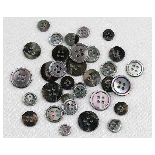 [Release date: November 23, 2019]貝ボタン 　4穴　縁ありサイズ：11.5mm 12.5mm素材　：　黒蝶貝カラー：1色(貝本来の色)中国製黒蝶貝を使って加工し作られた4つ穴の貝ボタンです。ハンドメイド（手作...