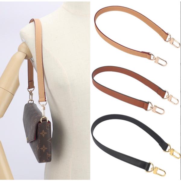 [Release date: July 30, 2023]素材：合成革サイズ：長さ：約55cm(キング含む)幅：：約1.8cm　金具色：ゴールド数量：1本【以下ご了承いただきたく、お願い申しあげます。】※10本まではメール便(200円)で発...