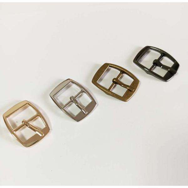 ビンありバックル　色：ゴールド、シルバー、古銅色、黒ニッケルサイズ内径：1８mm外径：24mm長さ：34mm中国製