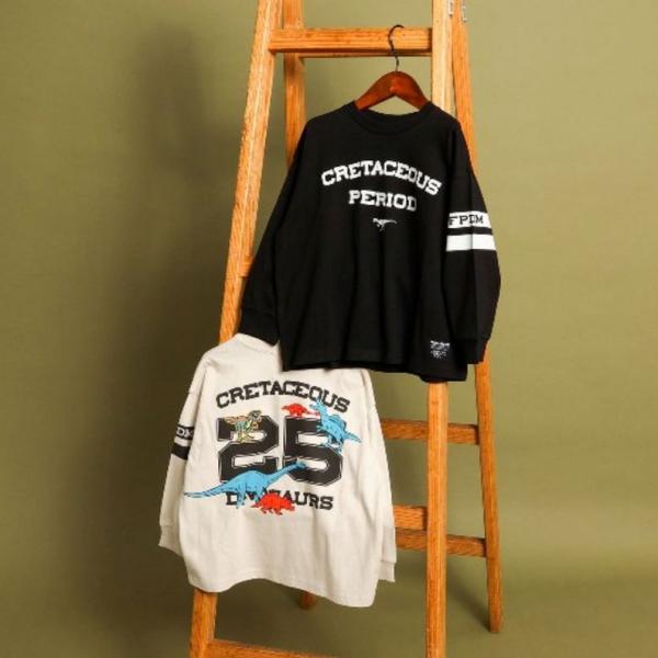 メーカー希望小売価格はメーカー商品タグに基づいて掲載しています福井県立恐竜博物館の開館25周年を記念し、"25"のナンバーが入った長袖Tシャツをデザイン！ナンバーロゴに加え、ワッペンの恐竜もデザインのポイント！親子、きょうだいと・・家族みん...