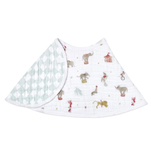 aden + anais essentials(エイデンアンドアネイエッセンシャルズ)のバーピービブ。よだれかけだけでなく、バープクロス（げっぷ・吐き戻しカバー）として大人の肩に掛けてもお使いいただけます。