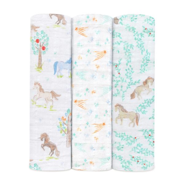 aden+anais（エイデンアンドアネイ）のコットンモスリン素材で作られたスワドル。コットンモスリンは、伝統的におくるみとして愛用されてきた通気の良い素材です。細やかな織りが特徴で、ムレを防ぎながら、体温調整がまだ難しい赤ちゃんを快適にサ...