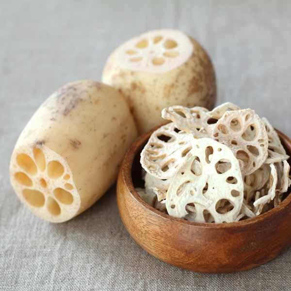 岡山県倉敷市の連島地区で栽培されている、白くて柔らかいれんこんです。しゃきしゃき感も抜群！！薄切りにカットしているので、面倒だけど美味しいきんぴらも、あっという間にできちゃいます。１節約180ｇを乾燥 戻し後 ４〜５倍（重量比）