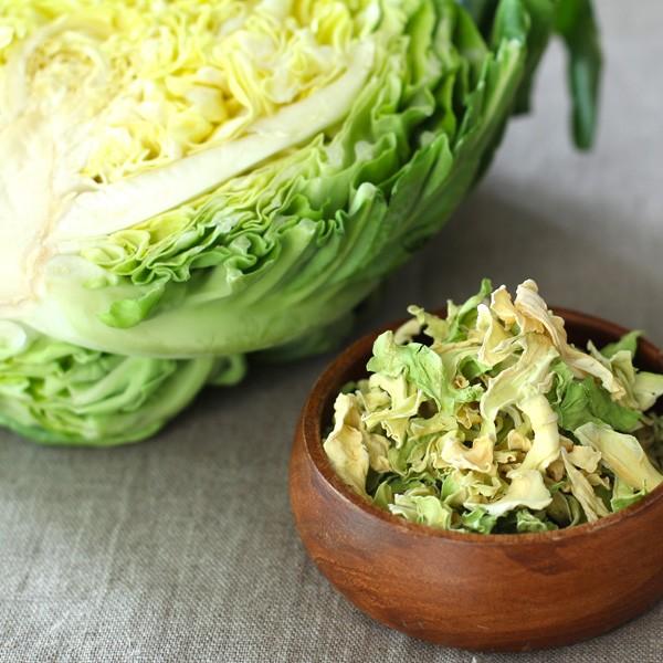 日本のエーゲ海とも呼ばれる牛窓の潮風を受けて、甘〜く育ったキャベツです。ざく切りにカットしているので、食感も楽しめます。炒め物やスープにいろどりを添えて。1/3玉約420ｇを乾燥 戻し後 ５〜６倍（重量比）