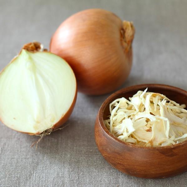 1年のうちの収穫の時期だけ味わえる新玉ねぎのおいしさをぎゅ〜っと閉じ込めました。スープや煮込み料理の甘みと旨みに。スライスして乾燥しています。2個約430ｇを乾燥 戻し後 ５〜６倍（重量比）