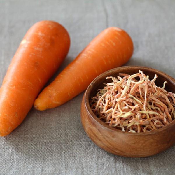 鮮度がいいから、栄養豊富な皮をつけたまま千切りにカットして乾燥しています。スープや炒め物、汁物の具材、細切りだから、パスタやサラダにも。 2本約360ｇを乾燥 戻し後 ５〜６倍（重量比）