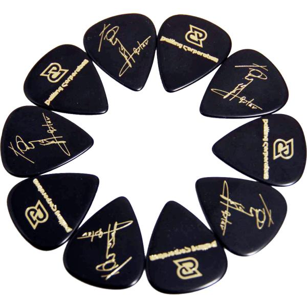 ギタリスト布川俊樹が実際に使用するピックです。厚さ1.5mmカラーはBLACKです。セルロース製。片面には布川氏のサインがデザインされています。