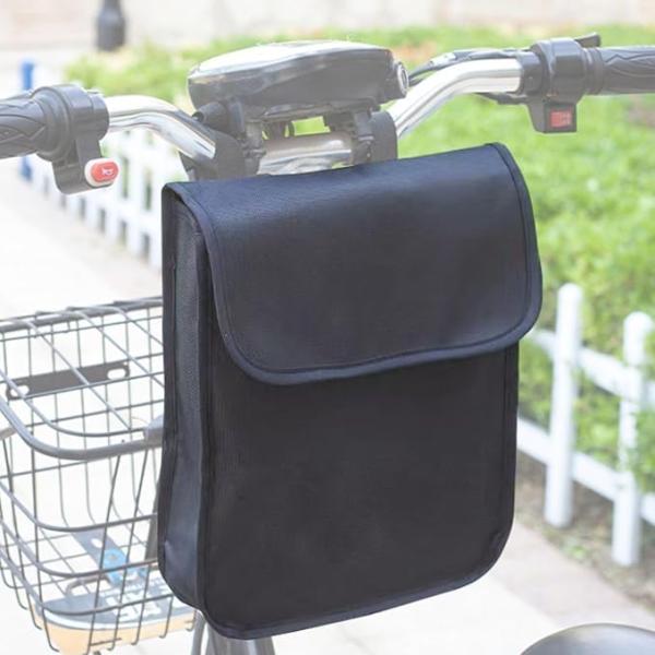「商品情報」【防水仕様の自転車フロントバッグ】屋外でも安心の防水素材を採用した自転車用フロントバッグ。雨や泥汚れをしっかりガードし、通勤通学や買い物時の荷物をしっかり守ります。ママチャリにも取り付け簡単で、普段使いに最適です。 【簡単脱着＆...