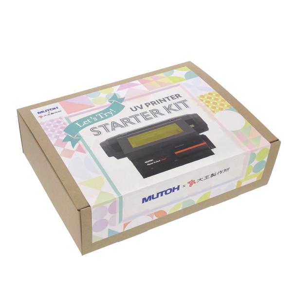 MUTOH×大王製作所プレゼンツ UVプリンタースターターキット武藤工業様との初コラボキットの登場。すぐにグッズ製作が出来る印刷商材のお得なキットでバーニッシュインクの厚盛印刷により、部材の固定に用いる簡易治具が作れるという特徴を活かし、ラ...