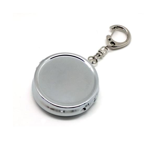 携帯灰皿 丸型 シルバー B383愛煙家の必須アイテム 携帯灰皿。シンプルなデザインの携帯灰皿です。ワンタッチキーホルダー付きで持ち運びにも便利。フタに落とし面（凹み部分）があるのでデコベースにも。ラインストーンやシール、UVレジンなどでデ...