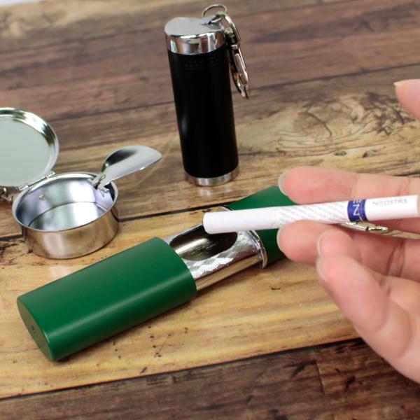 携帯灰皿 CA【サイズ】　円筒型ブラック CA01　：　約6.5cm×2.3cm （全長約11cm）　平型グリーン CA03　　：　平型/グリーン CA03   【材質】　円筒型ブラック CA01　：　ダイキャスト　平型グリーン CA03　...