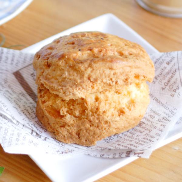 ■原材料：薄力粉(国産）・卵・バター・甜菜糖・岩塩/ ベーキングパウダー■内容量：1個■賞味期限：発送日を含め5日■外はサクッと中はしっとり焼き上げました！ほのかな甘みのプレーン味で優しい甘さです。そのままでも美味しいですが、お好みで、ジャ...