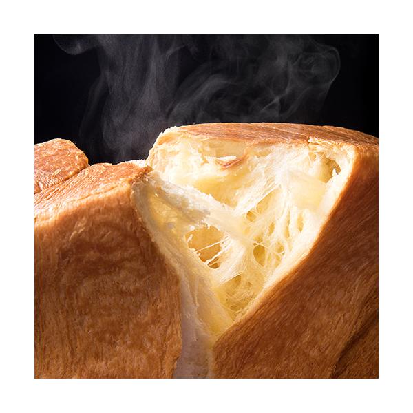 宮家献上品、高級デニッシュ食パン「ミヤビパン」その誕生は、約35年前の京都に遡ります。祇園のパン職人が「クロワッサン」のような美味しい食パンができないかと考え、試行錯誤を経て生まれました。芳醇な香り、上品な甘さ。外はサクサク、中はしっとりふ...