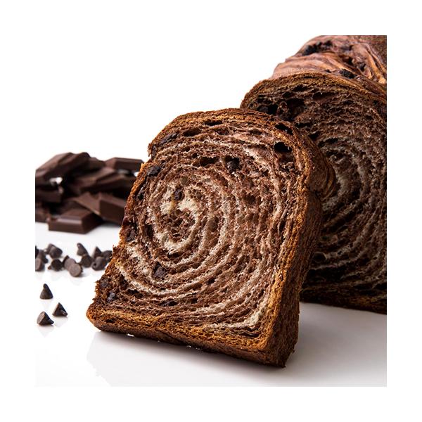 〇チョコレートをふんだんに練り込んだ生地に、フランス産のビターチョコチップを散りばめました。生地の口どけとともにチョコの甘さが程よく広がり、チョコ好きの方にはたまらないまるでガトー・ショコラのような逸品です。〇ミヤビのデニッシュ食パンは、保...