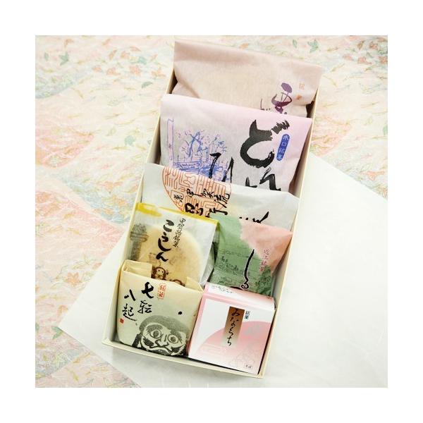 内容:栗どらやき1個どんどひぶ1個忍術屋敷1個こうしん1個しるべ1個七転八起1個みなくち1個―様々なギフトシーンにご利用頂けますー《季節の贈り物に》お年賀 ご挨拶 お正月 迎春 桃の節句 ひな祭り バレンタインデー ホワイトデー  端午の節...