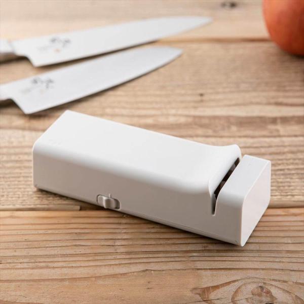 他サイト： 【在庫有・即納】貝印 コンパクト電動シャープナー AP0543　電動 包丁 砥石 料理 調理 コンパクト コードレス 簡単 収納 電動の商品画像