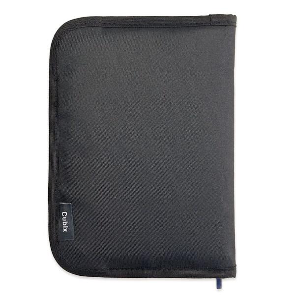 本をやさしく包み込む、ファスナー付♪四六判サイズのブックカバー「ラウンドジップN」です。軽くて丈夫、汚れに強いナイロン素材を使用。ペンがさせる透明PVCのループ付。使い勝手の良い表紙側に、小物が収納できる内ポケット付。しおりやメモなどを入れ...