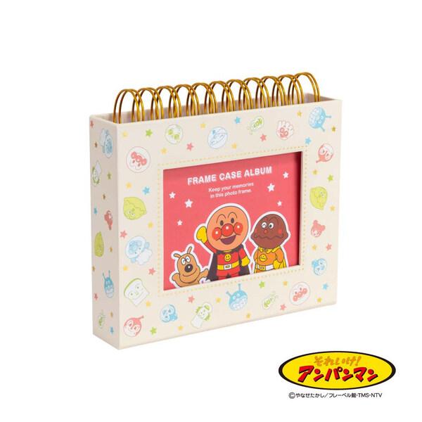 60枚の写真を収納しながら好きな写真を飾ることができるフレームがポイントのアルバムです。アルバムはリングタイプなので、順番を変えずにページをめくるだけで手軽にお気に入りの写真を飾ることができます。リング部分を汚れから保護する透明プラスチック...