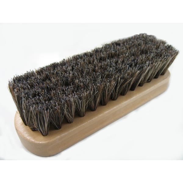 馬毛を100％使用。 柔らかい馬毛のブラシはクリームで磨く前の汚れやホコリ落としに最適です。 磨いた後に仕上げのブラッシングにもおすすめ！