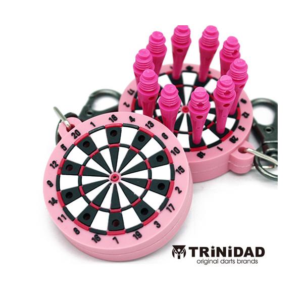 ダーツボードデザインの予備ティップを持ち運びできるティップホルダーです裏面は、TRiNiDADのロゴが入っていますゴム素材でティップの先端がちょうど刺さる穴が10個あいています。しっかり刺さるのでティップが落ちる心配はありません。キーホルダ...