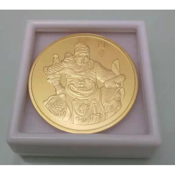 そろばんを発明したという伝説を持ち、若いころは塩の密売をしていたという関羽。忠義の士だった関羽は、財神・商売の神様としても関帝廟で、今も祭られています。金色は、古来より豊かさや繁栄を象徴する色とされ、また、幸運を呼ぶ力があるとも言われていま...