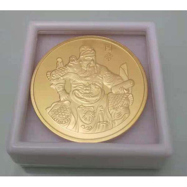 そろばんを発明したという伝説を持ち、若いころは塩の密売をしていたという関羽。忠義の士だった関羽は、財神・商売の神様としても関帝廟で、今も祭られています。金色は、古来より豊かさや繁栄を象徴する色とされ、また、幸運を呼ぶ力があるとも言われていま...