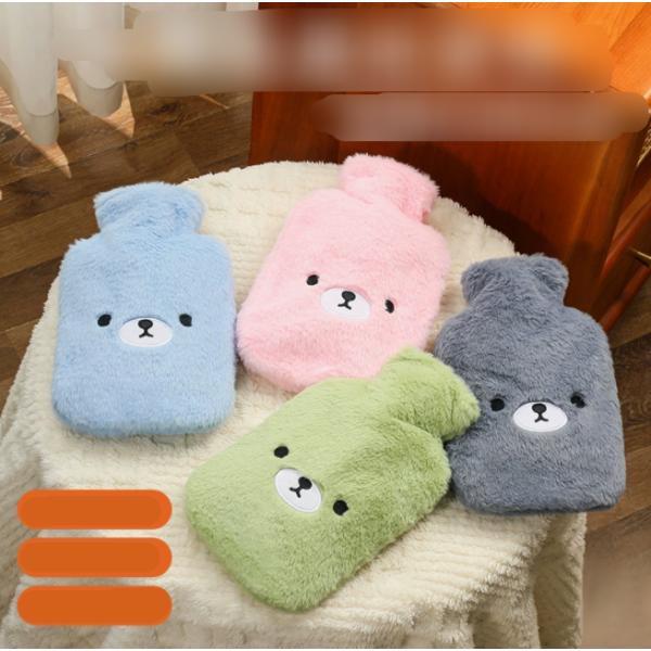 【商品説明】毎年定番で使える湯たんぽが新登場！肌触りが柔らかく、保温性の高いカバーを採用しており、低温やけどを防いでくれます。気密性の高い特殊キャップを採用しているため、使用中に水漏れの心配はございません。【素 材】（カバー）ポリエステル、...