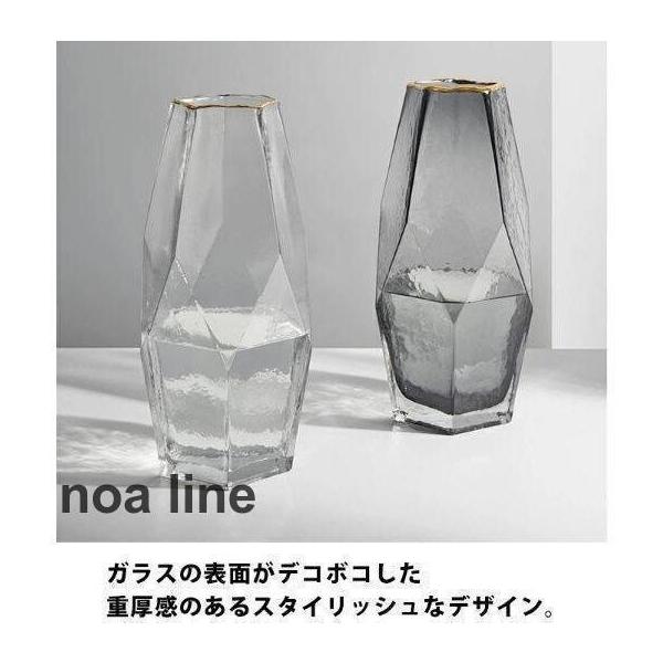 重厚感のあるスタイリッシュなデザインのフラワーベース?【商品カラー】■クリア■グレー【サイズ】■Ｌサイズ口径 8cm高さ 28.5cm【素材】?ガラス※過程での傷?汚れ、また時の箱つぶれ等がございます。ご理解の上、ご購入くださいませ。