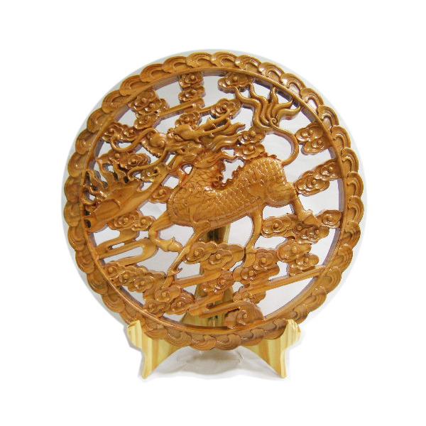 麒麟をカービングした木製の置物です。大きさ（約）：直径29ｃｍ×厚み1.8ｃｍ　付属の台座に置いた時の高さ(約)：　31ｃｍ材質：パインツリー画像4,5枚目は裏面です。新品ですが小傷がある場合もございます。画像は見本です。