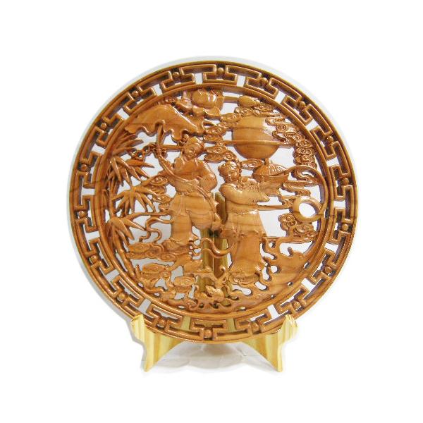 仲の良い姉妹をカービングした木製の置物です。大きさ（約）：直径29ｃｍ×厚み1.6ｃｍ　付属の台座に置いた時の高さ(約)：　31ｃｍ材質：パインツリー画像4,5枚目は裏面です。新品ですが小傷がある場合もございます。画像は見本です。